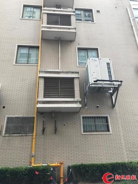 夏令热线| 燃气管道暴露在外 通知不清居民担心